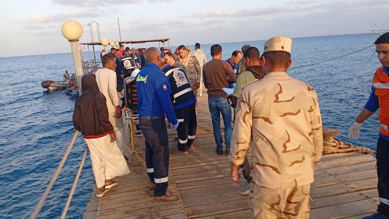 Sanitäter und Menschen warten auf mögliche Überlebende in Marsa Alam (Ägypten), aufgenommen am 25.11.2024