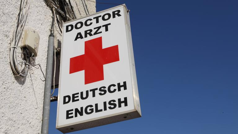 Arztpraxis-Schild im Ausland