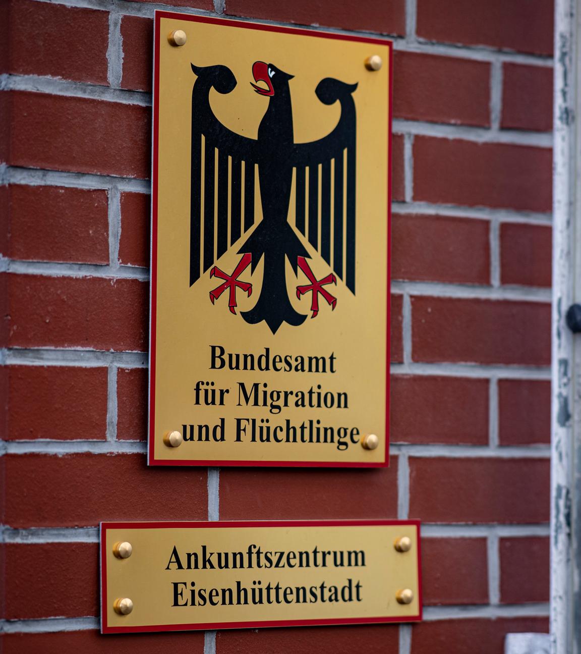 Brandenburg, Eisenhüttenstadt: Das Schild des Bundesamt für Migration und Flüchtlinge hängt an der Erstaufnahmeeinrichtung Eisenhüttenstadt.