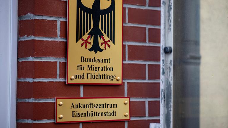 Brandenburg, Eisenhüttenstadt: Das Schild des Bundesamt für Migration und Flüchtlinge hängt an der Erstaufnahmeeinrichtung Eisenhüttenstadt.