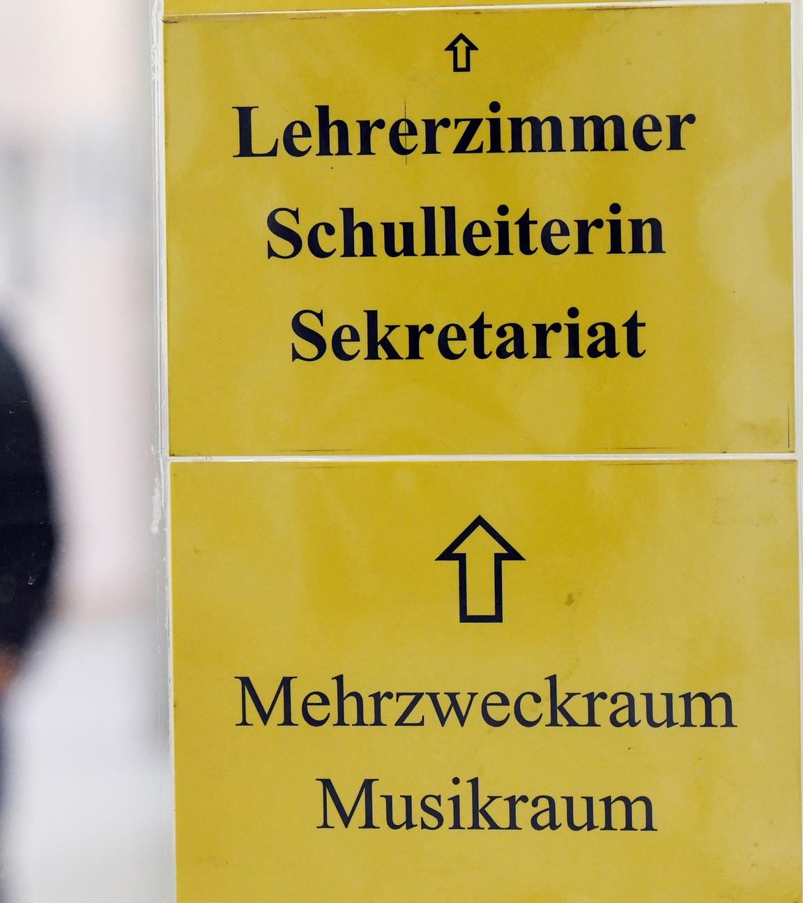 Schild weist Weg zum Lehrerzimmer