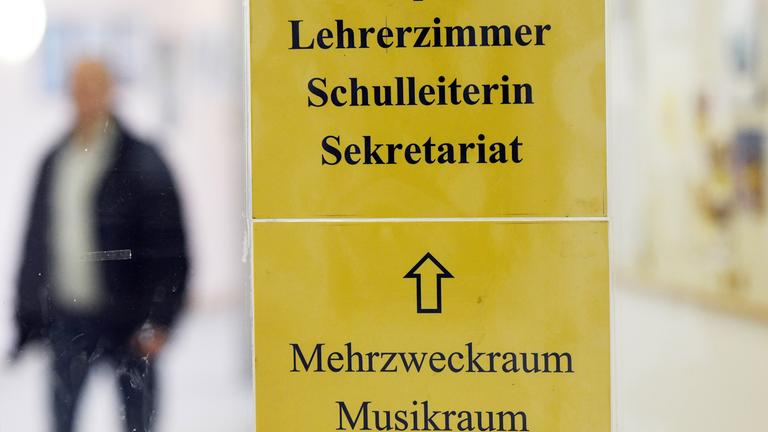 Schild weist Weg zum Lehrerzimmer