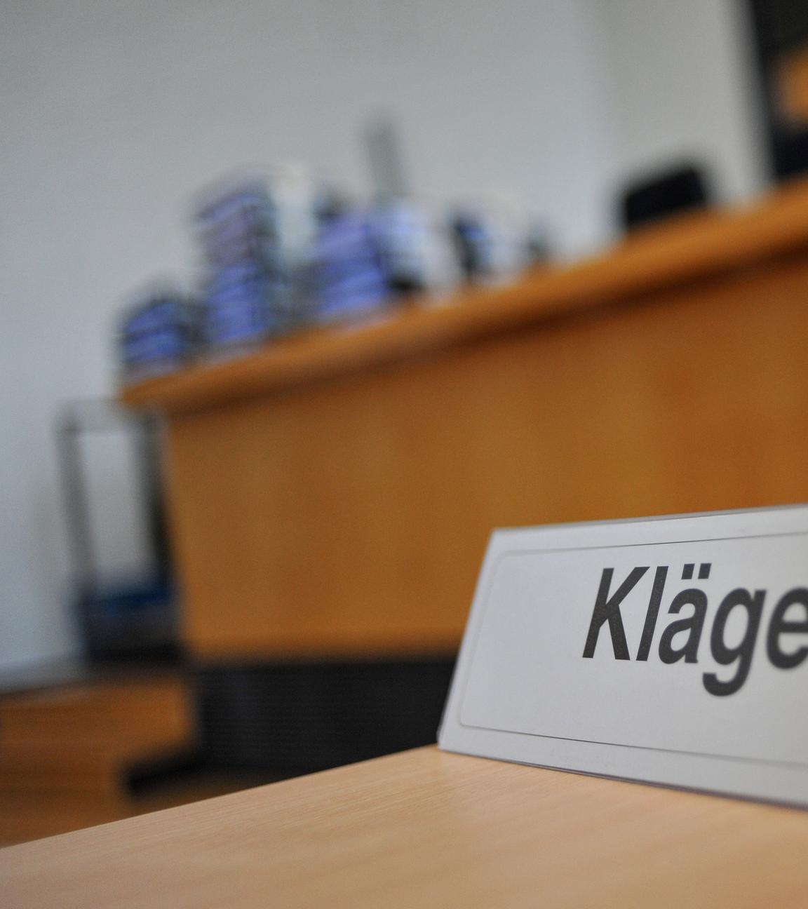Schild mit Aufschrift "Kläger" in Gericht