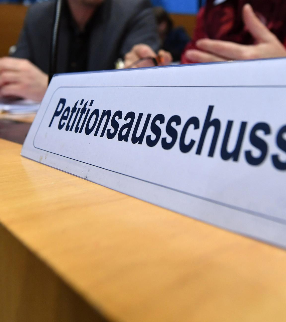 Thüringen, Erfurt: Ein Schild mit der Aufschrift "Petitionsausschuss" steht auf einem Tisch vor einer öffentlichen Anhörung zu Sakralbauten