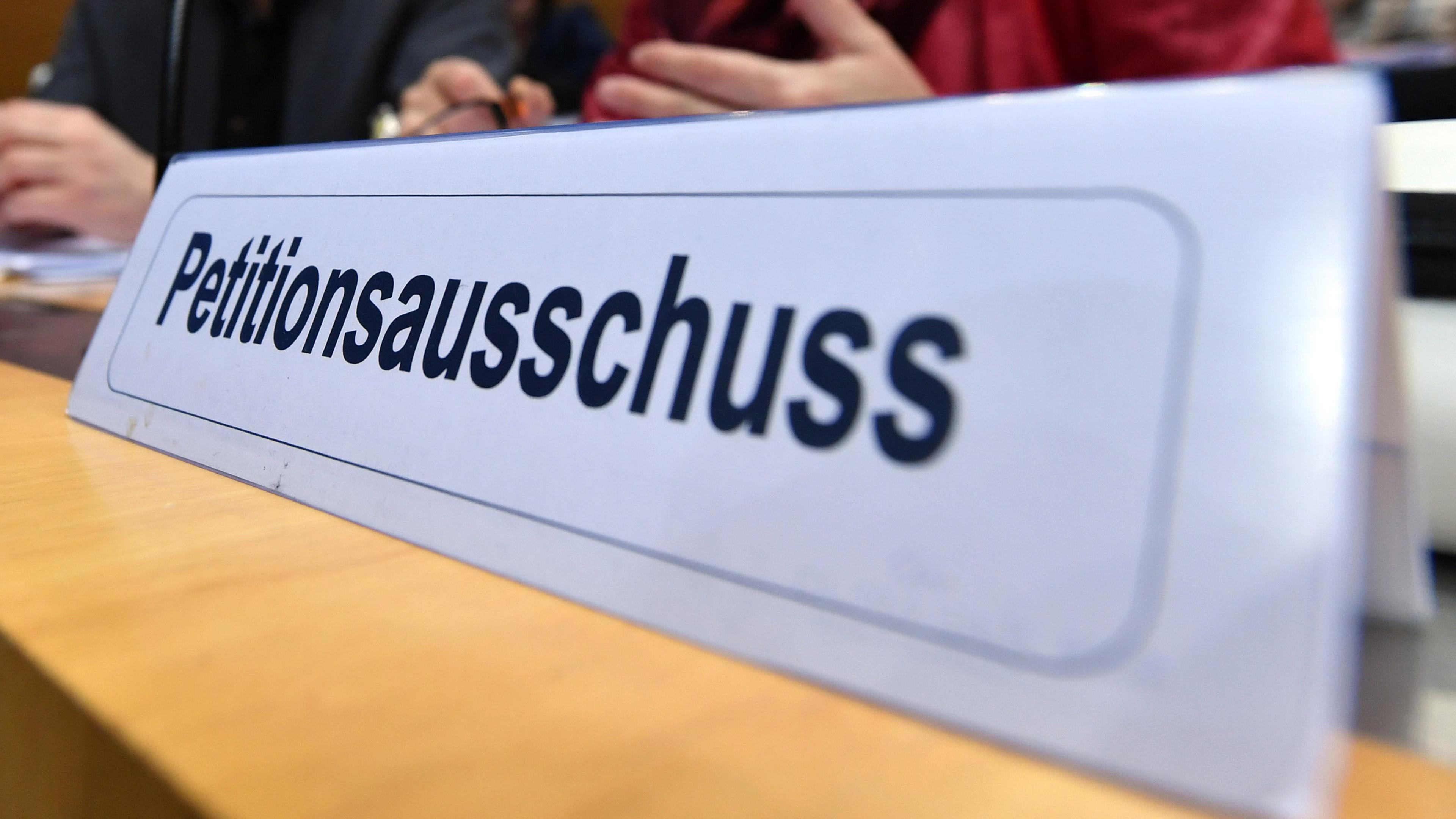 Thüringen, Erfurt: Ein Schild mit der Aufschrift "Petitionsausschuss" steht auf einem Tisch vor einer öffentlichen Anhörung zu Sakralbauten