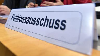 Thüringen, Erfurt: Ein Schild mit der Aufschrift "Petitionsausschuss" steht auf einem Tisch vor einer öffentlichen Anhörung zu Sakralbauten