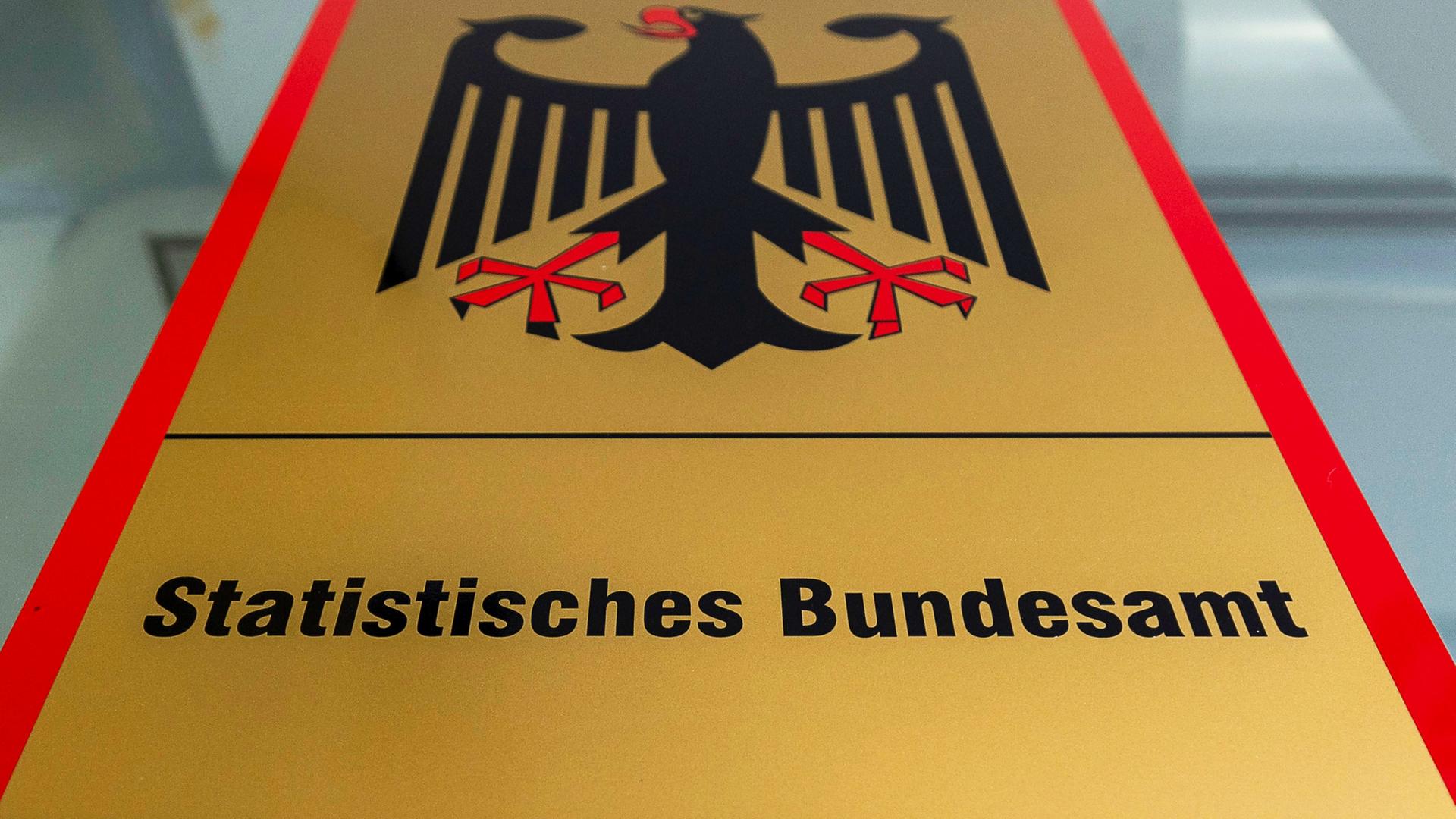 Hessen, Wiesbaden: Nahaufnahme eines Schildes mit Bundesadler und Aufschrift "Statistisches Bundesamt" im Eingangsbereich der Behörde
