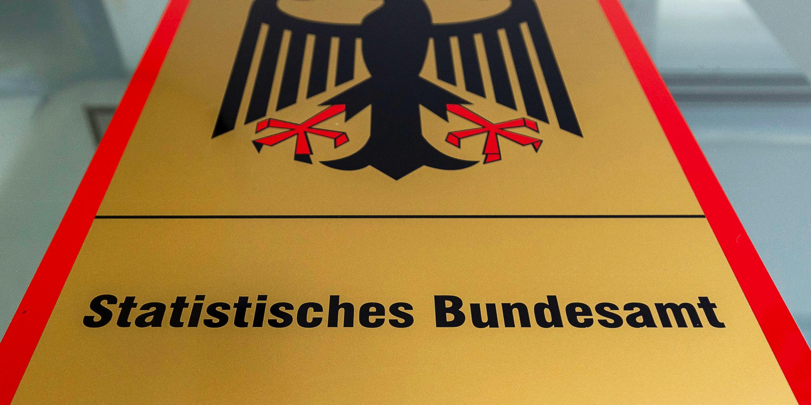 Hessen, Wiesbaden: Nahaufnahme eines Schildes mit Bundesadler und Aufschrift "Statistisches Bundesamt" im Eingangsbereich der Behörde