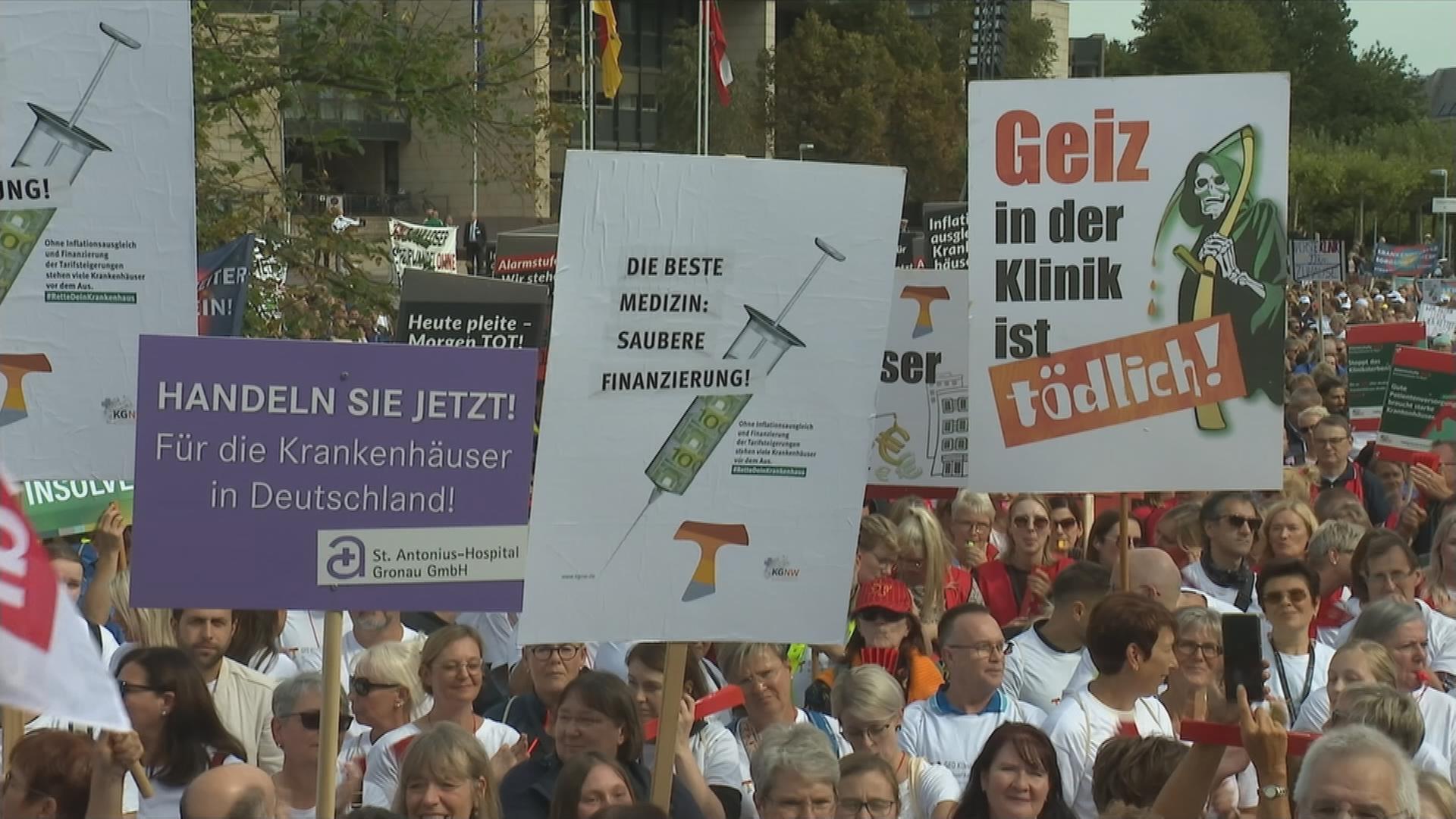 Auf dem Bild sind Schilder der Krankenhaus-Demonstration zu sehen.