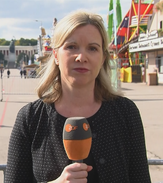 ZDF-Korrespondentin Eva Schiller auf dem geschlossenen Wiesn-Gelände. 