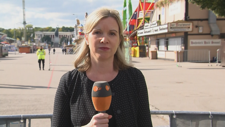 ZDF-Korrespondentin Eva Schiller auf dem geschlossenen Wiesn-Gelände. 