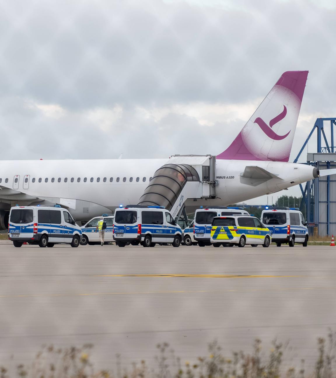 Schkeuditz - Nächste Abschiebung vom Flughafen Leipzig/Halle: Ferienflieger bringt Flüchtlinge zurück in den Irak