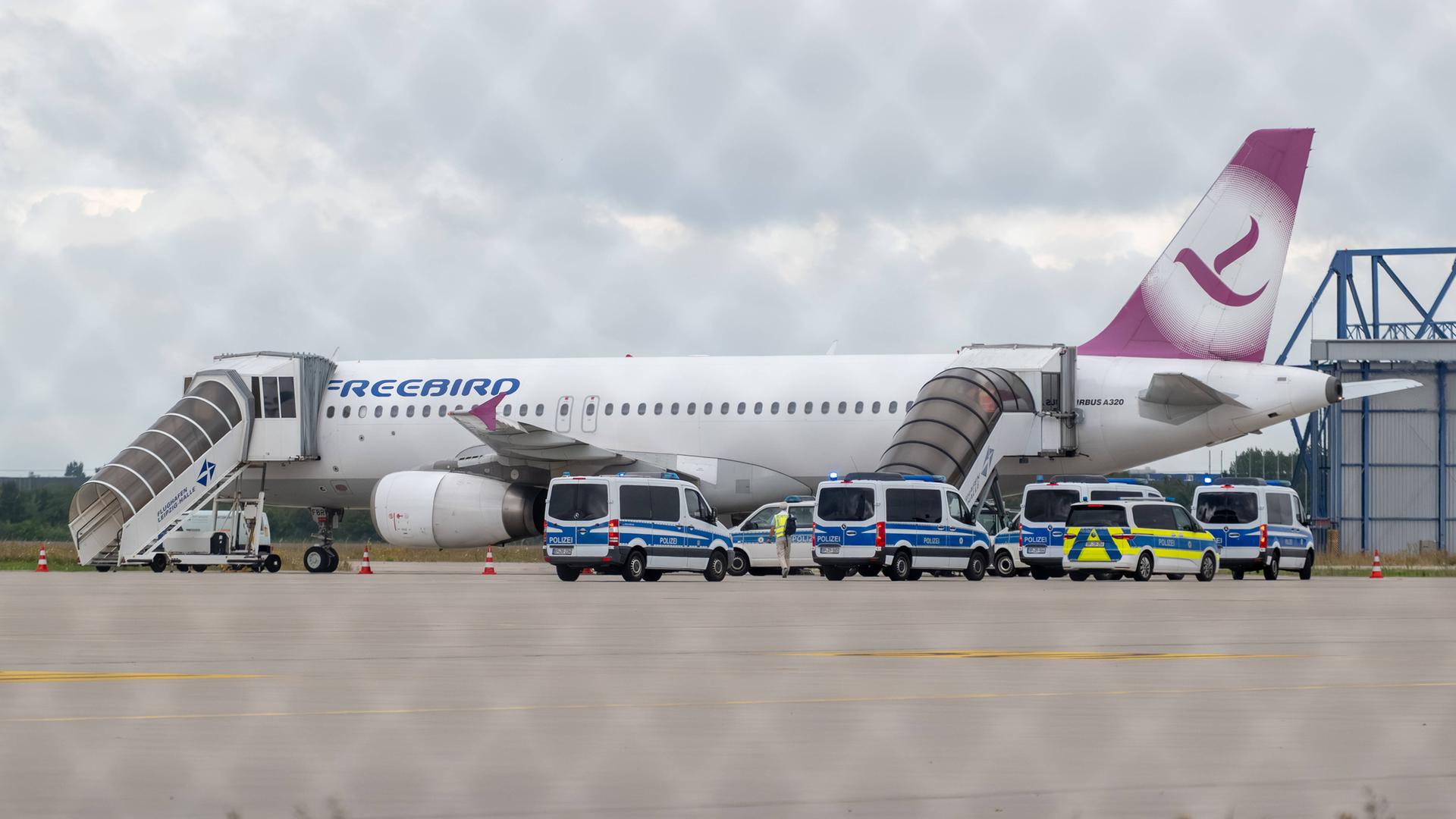 Schkeuditz - Nächste Abschiebung vom Flughafen Leipzig/Halle: Ferienflieger bringt Flüchtlinge zurück in den Irak