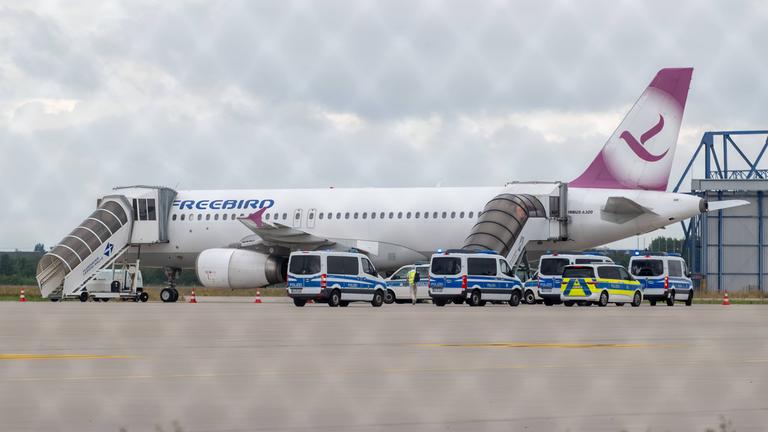 Schkeuditz - Nächste Abschiebung vom Flughafen Leipzig/Halle: Ferienflieger bringt Flüchtlinge zurück in den Irak
