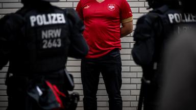 16.06.2024, Nordrhein-Westfalen, Gelsenkirchen: Polizisten sichern ein Lokal in der Innenstadt ab, nachdem es zu Ausschreitungen zwischen serbischen und englischen Fans kam.