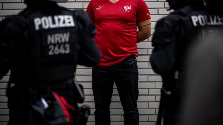 16.06.2024, Nordrhein-Westfalen, Gelsenkirchen: Polizisten sichern ein Lokal in der Innenstadt ab, nachdem es zu Ausschreitungen zwischen serbischen und englischen Fans kam.