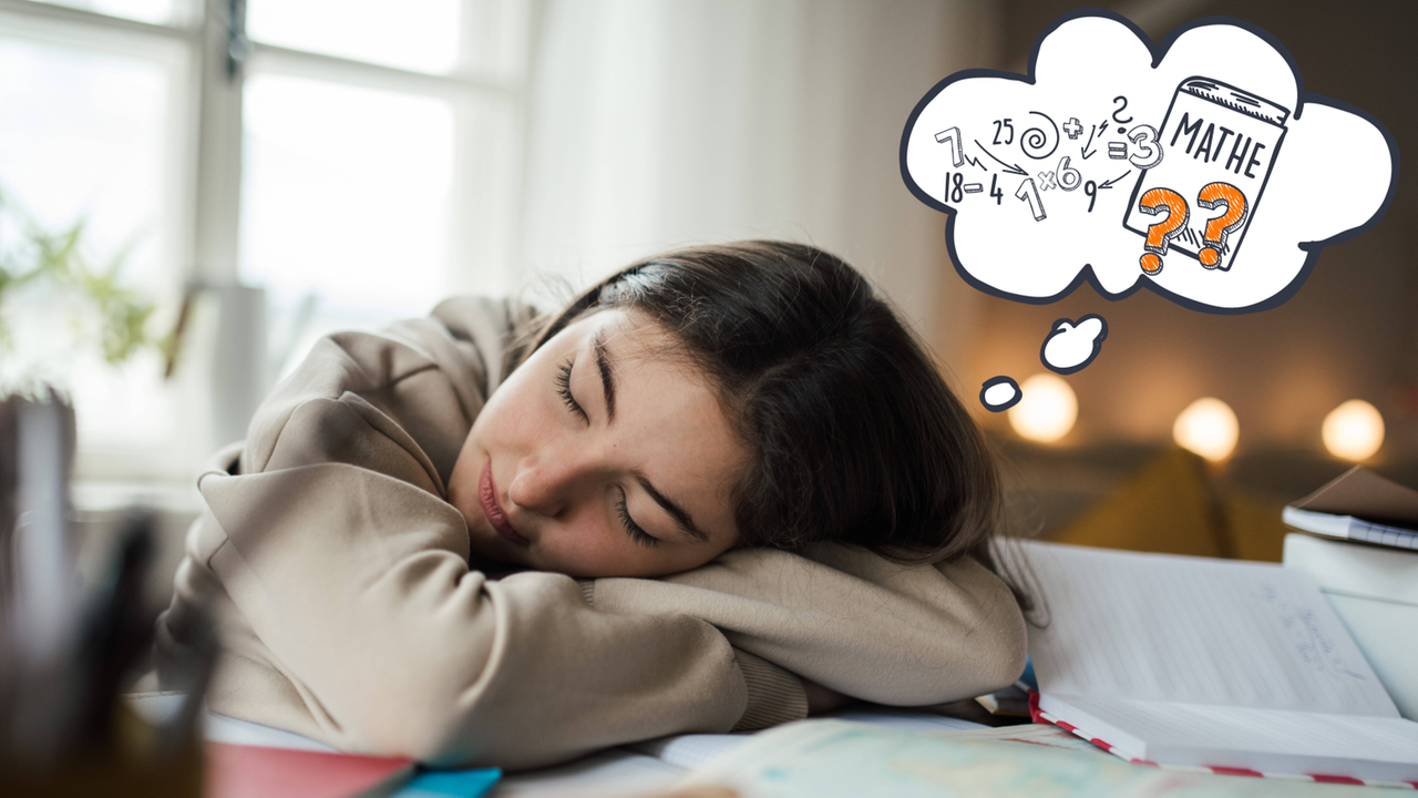 Mädchen schläft auf ihrem Schreibtisch und träumt von Mathe laut Gedankenblase