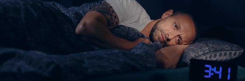 Waldemar liegt wach im Bett. Neben ihm steht ein Wecker, die Uhrzeit zeigt 3:41h nachts an. 