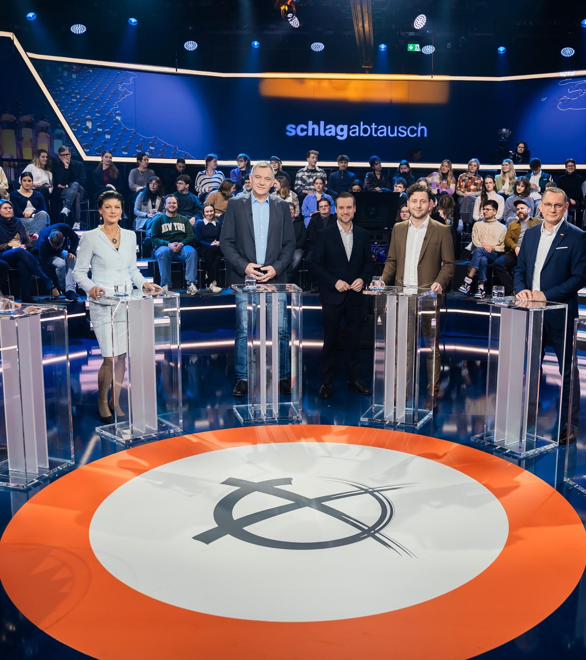 Christian Lindner (l-r), Bundesvorsitzender der FDP und Spitzenkandidat seiner Partei, Sahra Wagenknecht, BSW-Bundesvorsitzende und Kanzlerkandidatin ihrer Partei, Jan van Aken, Bundesvorsitzender und Spitzenkandidat von Die Linke, Andreas Wunn, Moderator, Felix Banaszak, Bundesvorsitzender von Bündnis90/Die Grünen, Tino Chrupalla, AfD-Bundessprecher, und Alexander Dobrindt, CSU-Spitzenkandidat für die Bundestagswahl, stehen vor der ZDF-Livesendung "Schlagabtausch" mit Spitzenpolitikern der kleineren Parteien im Studio. 