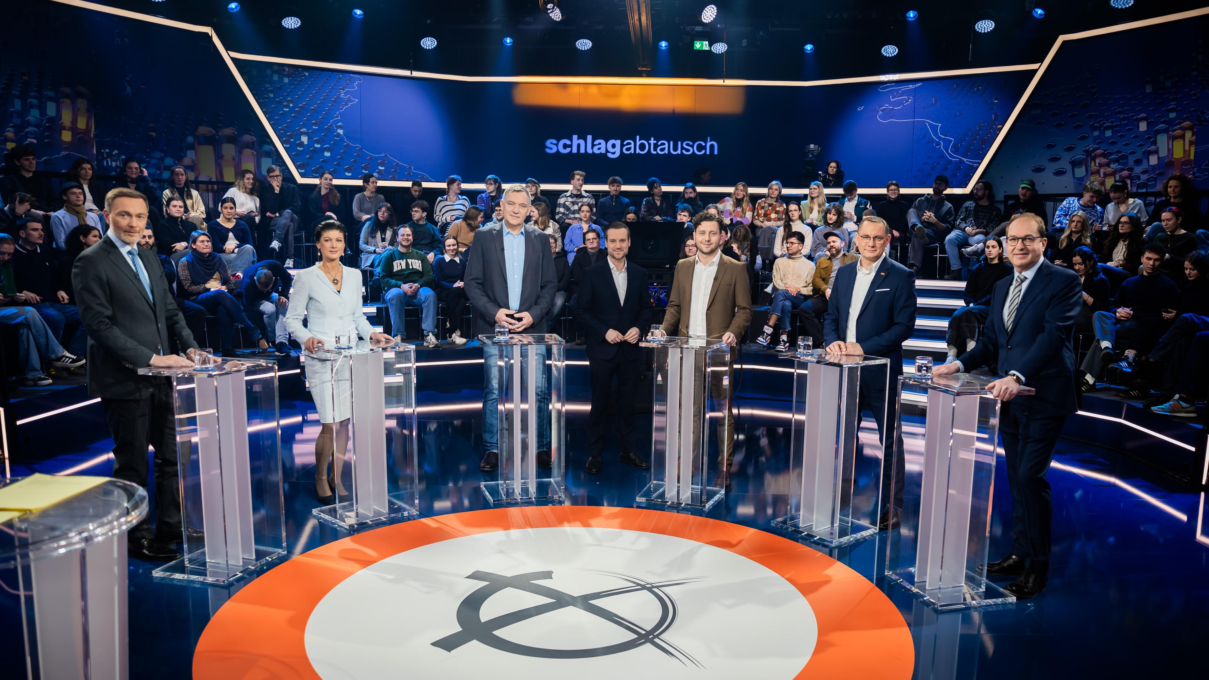 Christian Lindner (l-r), Bundesvorsitzender der FDP und Spitzenkandidat seiner Partei, Sahra Wagenknecht, BSW-Bundesvorsitzende und Kanzlerkandidatin ihrer Partei, Jan van Aken, Bundesvorsitzender und Spitzenkandidat von Die Linke, Andreas Wunn, Moderator, Felix Banaszak, Bundesvorsitzender von Bündnis90/Die Grünen, Tino Chrupalla, AfD-Bundessprecher, und Alexander Dobrindt, CSU-Spitzenkandidat für die Bundestagswahl, stehen vor der ZDF-Livesendung "Schlagabtausch" mit Spitzenpolitikern der kleineren Parteien im Studio. 