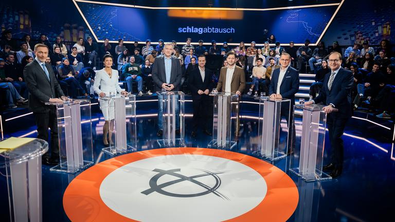 Christian Lindner (l-r), Bundesvorsitzender der FDP und Spitzenkandidat seiner Partei, Sahra Wagenknecht, BSW-Bundesvorsitzende und Kanzlerkandidatin ihrer Partei, Jan van Aken, Bundesvorsitzender und Spitzenkandidat von Die Linke, Andreas Wunn, Moderator, Felix Banaszak, Bundesvorsitzender von Bündnis90/Die Grünen, Tino Chrupalla, AfD-Bundessprecher, und Alexander Dobrindt, CSU-Spitzenkandidat für die Bundestagswahl, stehen vor der ZDF-Livesendung "Schlagabtausch" mit Spitzenpolitikern der kleineren Parteien im Studio. 