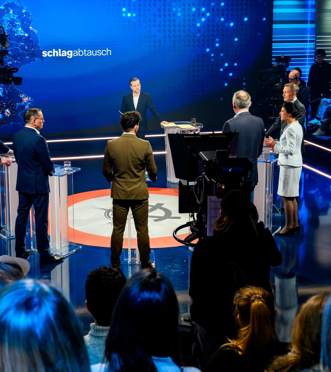 Beim ZDF-"Schlagabtausch" diskutierten Politiker von Grünen, FDP, AfD, CSU, Linken und BSW. Hier zu sehen im Studio.