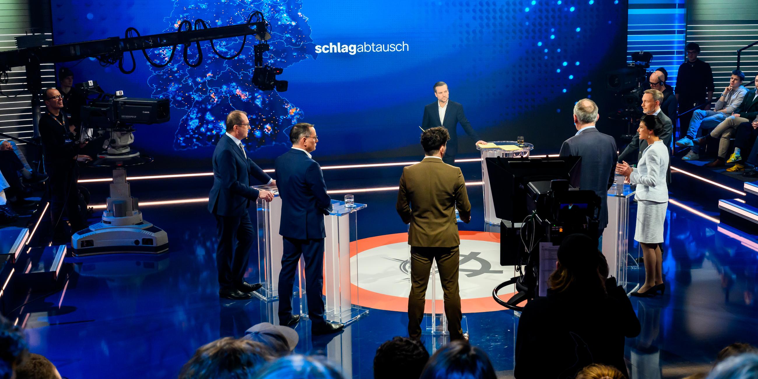 Beim ZDF-"Schlagabtausch" diskutierten Politiker von Grünen, FDP, AfD, CSU, Linken und BSW. Hier zu sehen im Studio.