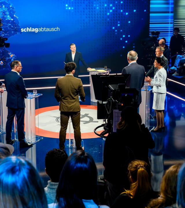 Beim ZDF-"Schlagabtausch" diskutierten Politiker von Grünen, FDP, AfD, CSU, Linken und BSW. Hier zu sehen im Studio.