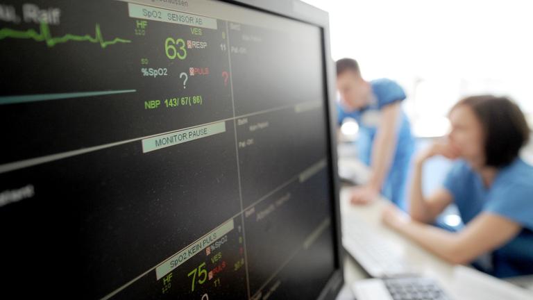 Bildschirm zeigt die Aktivität eines Patienten auf einer Schlaganfallstation an