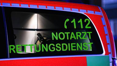 Scheibe eines Rettungswagens mit der Aufschrift "112 Notarzt Rettungsdienst".
