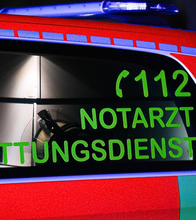Scheibe eines Rettungswagens mit der Aufschrift "112 Notarzt Rettungsdienst".
