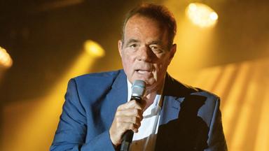 Kurz vor seinem 70. Geburtstag muss der einstige Kinderstar Hein Simons, genannt "Heintje", seine Konzerte aufgrund von schweren Hörproblemen absagen.