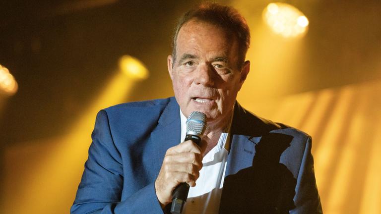 Kurz vor seinem 70. Geburtstag muss der einstige Kinderstar Hein Simons, genannt "Heintje", seine Konzerte aufgrund von schweren Hörproblemen absagen.