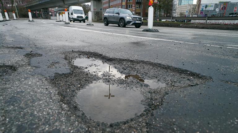 Wegen den eisigen Niederschlägen sind in diesem Winter viele Schlaglöcher entstanden. 