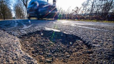 Schlaglöcher machen Straßen unsicher 