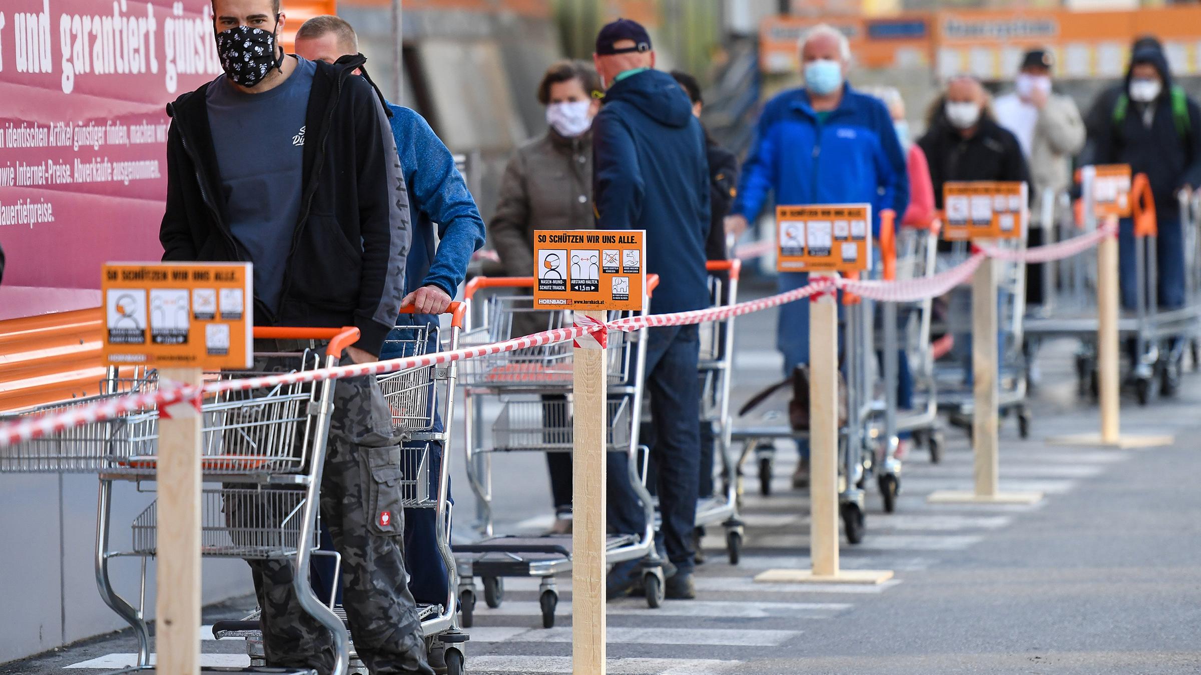 Österreich, Innsbruck: Schlange vor einem Baumarkt.