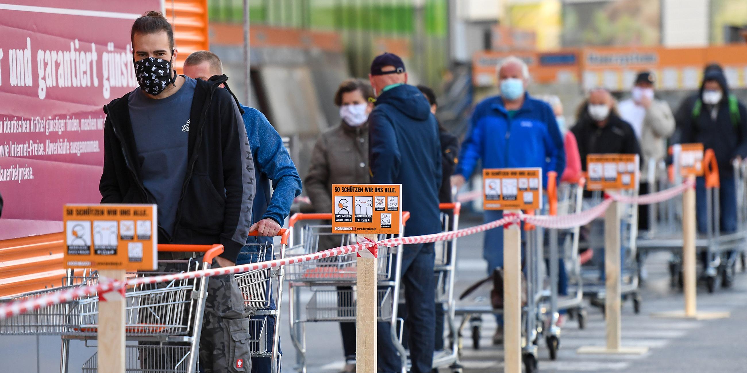 Österreich, Innsbruck: Schlange vor einem Baumarkt.