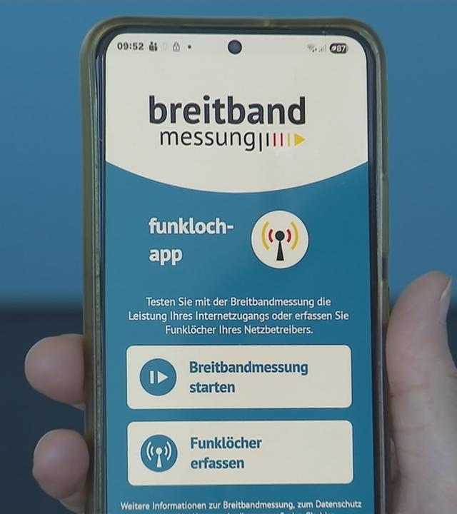 Smartphone mit geöffneter Breitbandmessung-App.