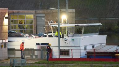 Ein weißes Motorschiff am Moselufer
