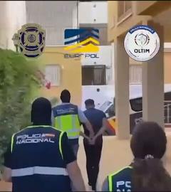 Ein Mann wird in Begleitung von drei Polizistinnen und Polizisten der staatlichen Zivilpolizei abgeführt. 
