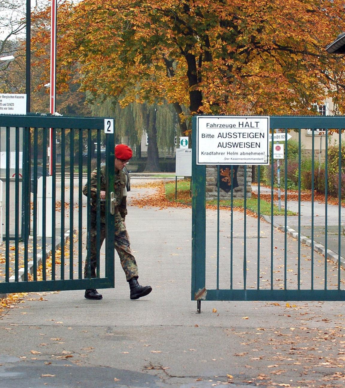 Ein Wachsoldat schließt das Metalltor der "Bergischen Kaserne" in Düsseldorf.