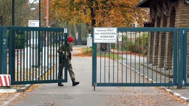Ein Wachsoldat schließt das Metalltor der "Bergischen Kaserne" in Düsseldorf.