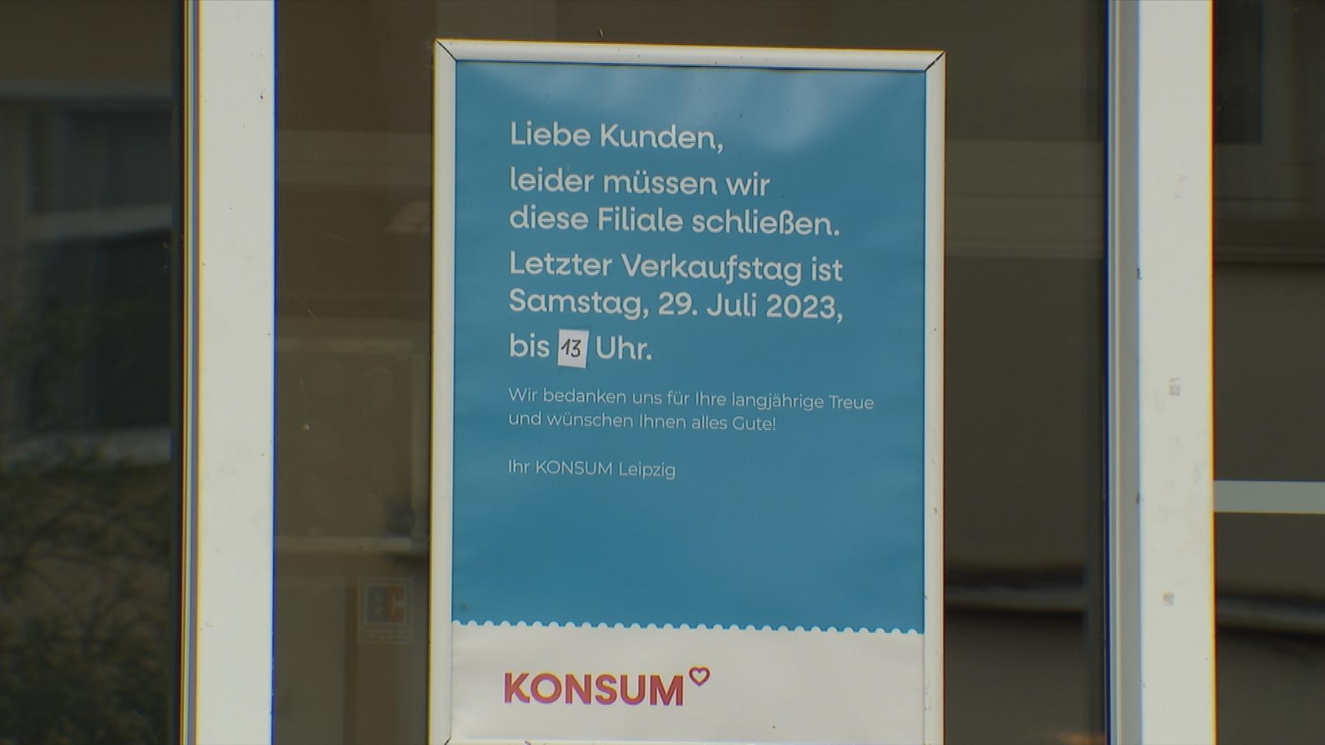 Auf dem Bild ist das Schild mit Info zur Schließung des Supermarkts Konsum zu sehen.