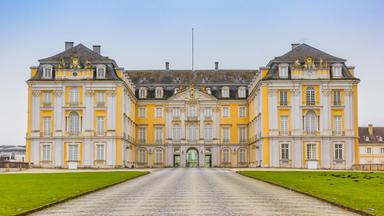 Fassade des historischen Schlosses Augustusburg in Brühl