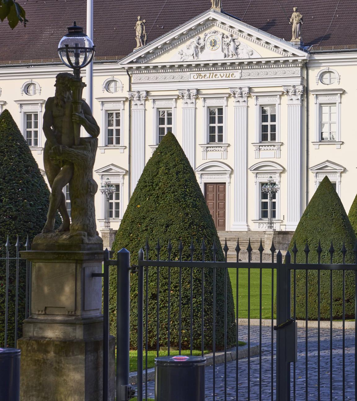 Das Eingangstor zum Schloss Bellevue in Berlin.