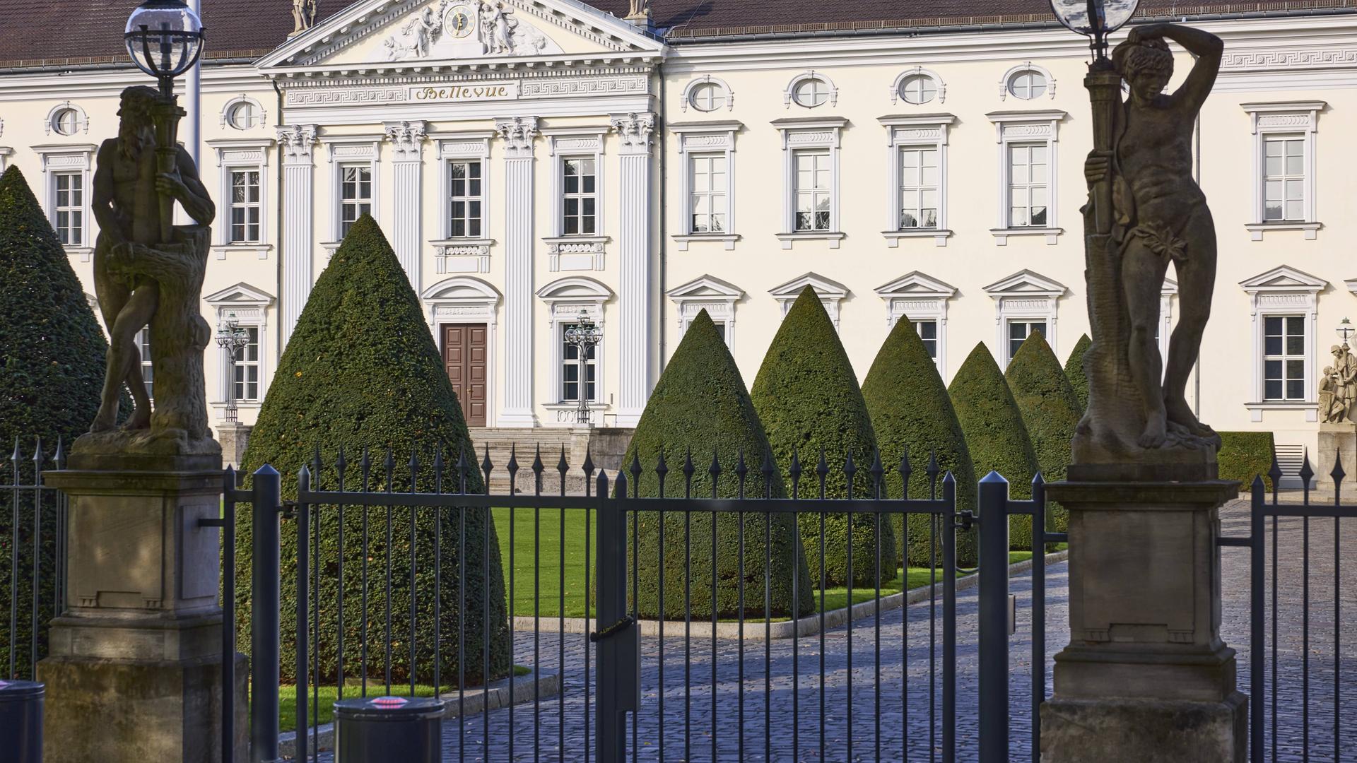 Das Eingangstor zum Schloss Bellevue in Berlin.