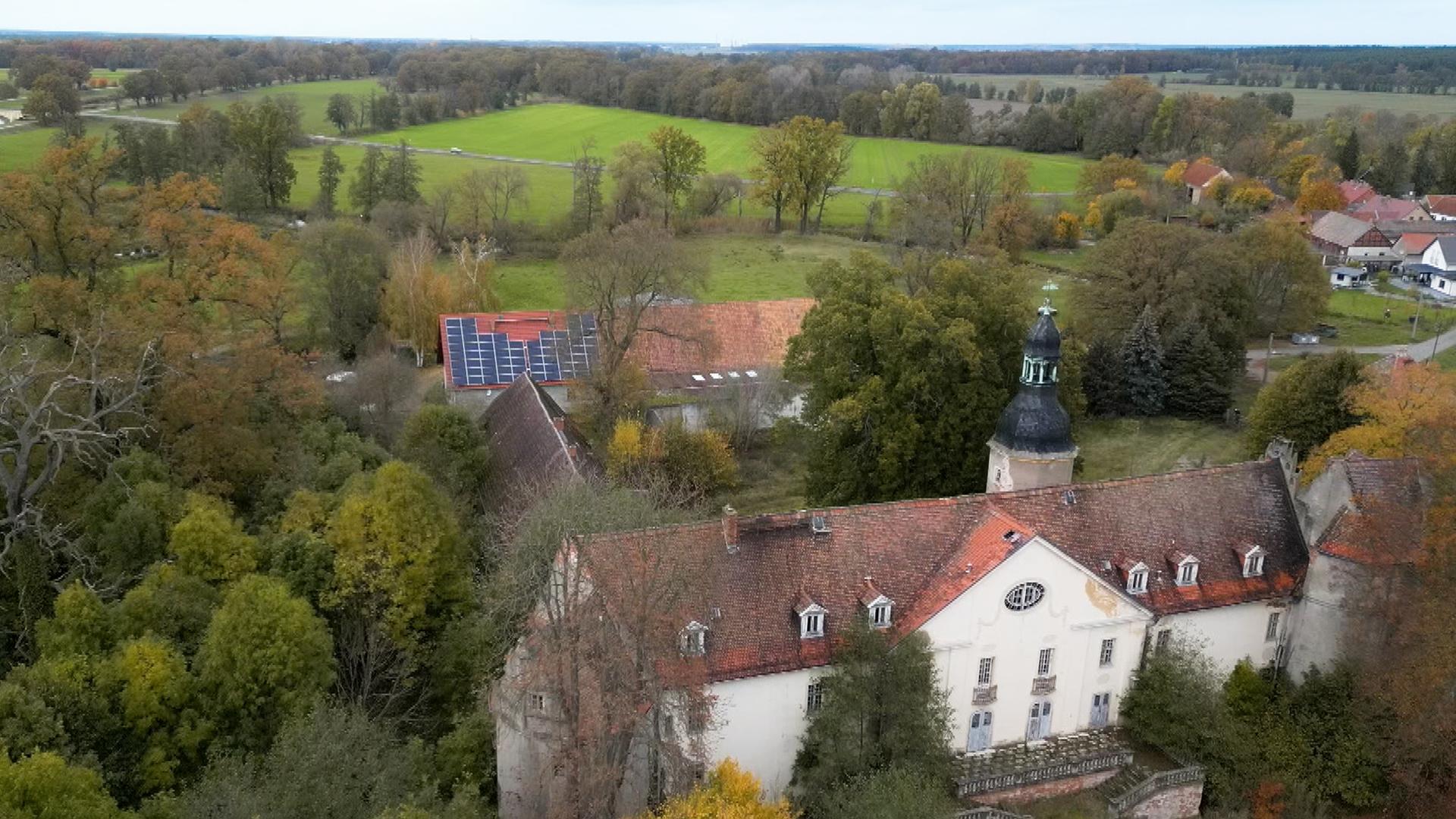 Drohnenansicht der Solaranlage auf dem Hausdach