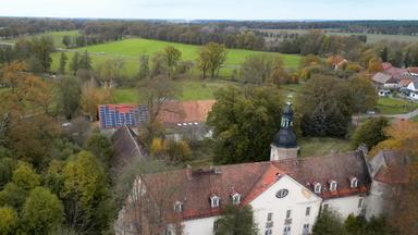 Drohnenansicht der Solaranlage auf dem Hausdach