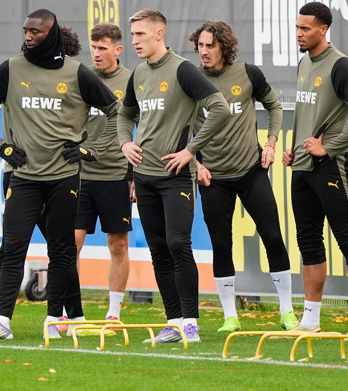 Dortmunder Spieler stehen auf dem Trainingsplatz vor dem Champions-League-Spiel gegen Manchester City