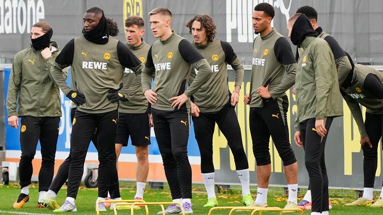 Dortmunder Spieler stehen auf dem Trainingsplatz vor dem Champions-League-Spiel gegen Manchester City